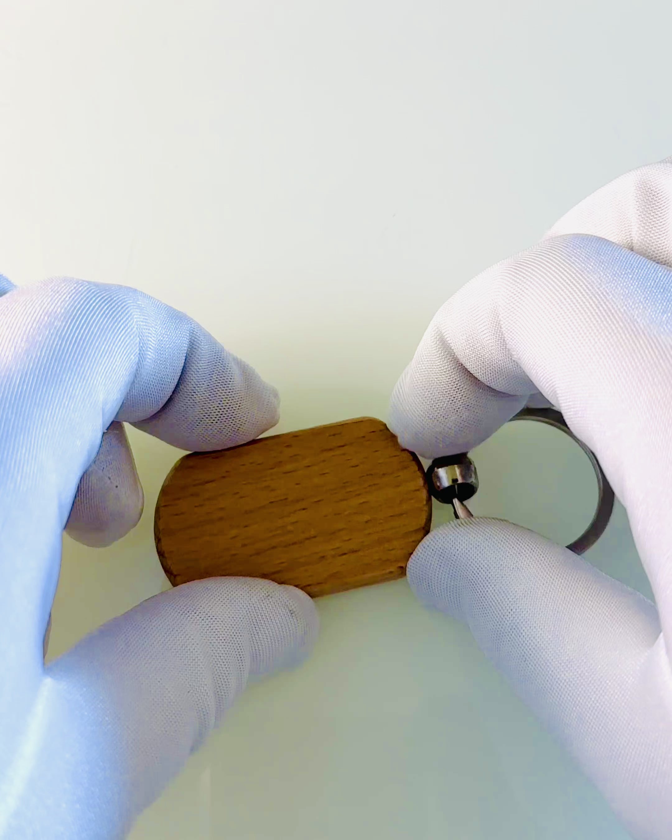 Breloc Elegant din Lemn cu Posibilitate de Personalizare prin Gravură – Ideal pentru Cadou