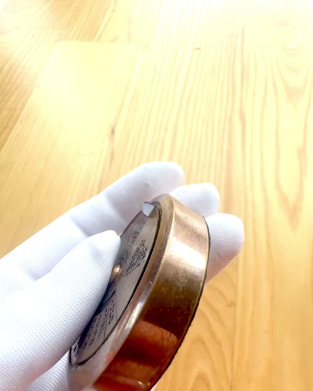 Mini Kalendarz Kapitański „Navigator” – mjedeni ukras s dušom plovidbe, opcija gravure za poklon, promjer 5 cm