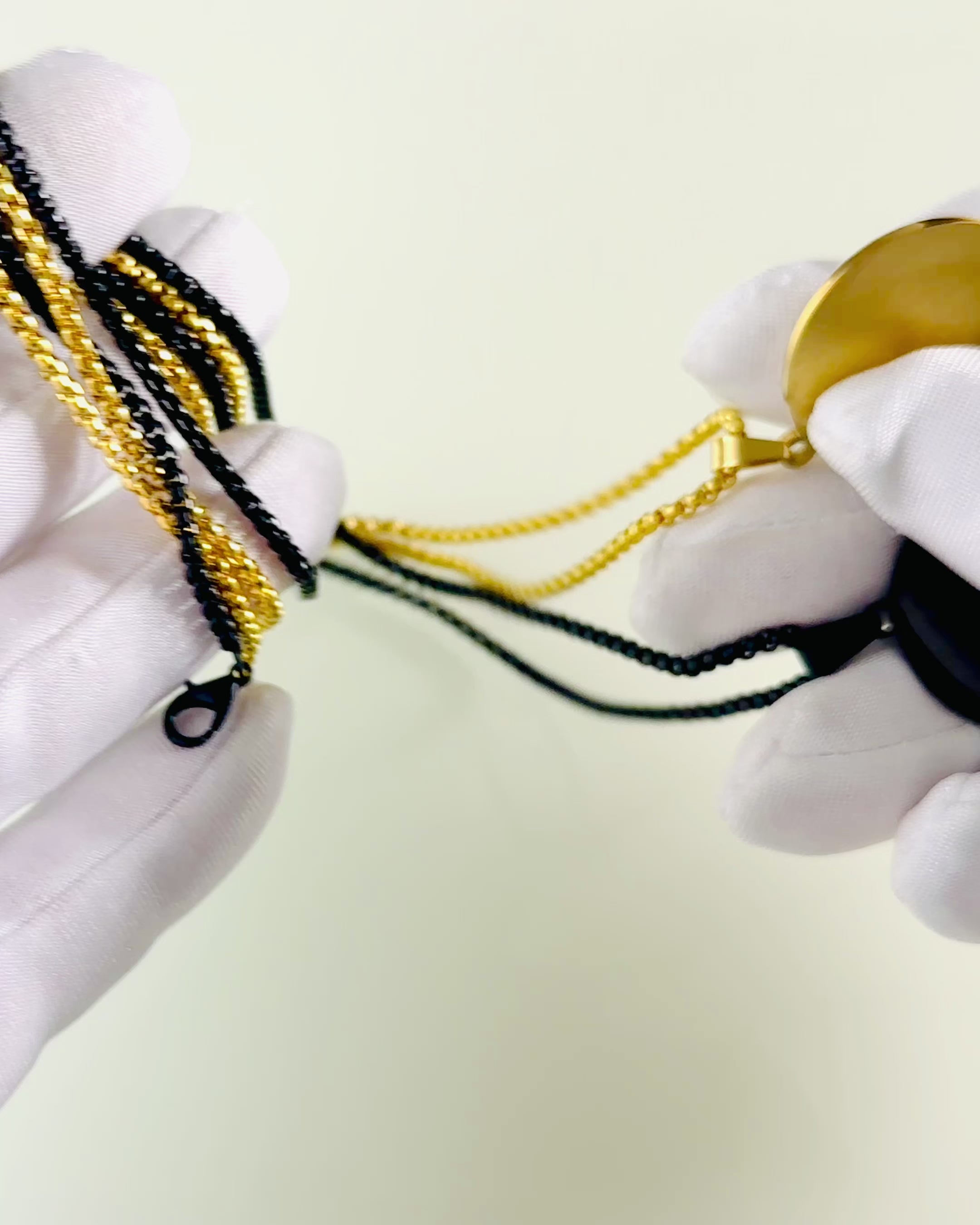 Підвіска "Urban Elegance" – Кругла Медаль з Нержавіючої Сталі у Двох Кольорах з Можливістю Персоналізації