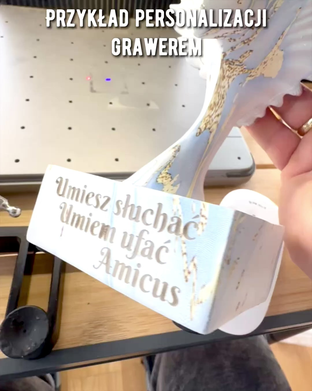 Figurină Elegantă Aripi de Îngeri 33 cm înălțime – "Gardienii Înaripați", posibilitate de personalizare cu gravură pentru cadou, personalizare, 3 variante de culoare