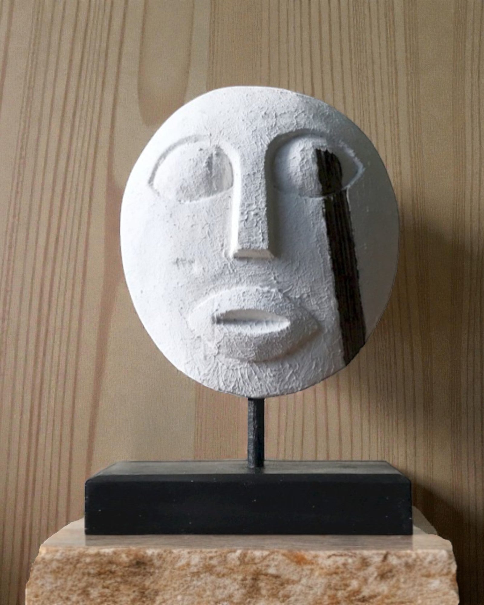 Timoro kaukė Protėvių sargybinis 27x20 cm – Balta