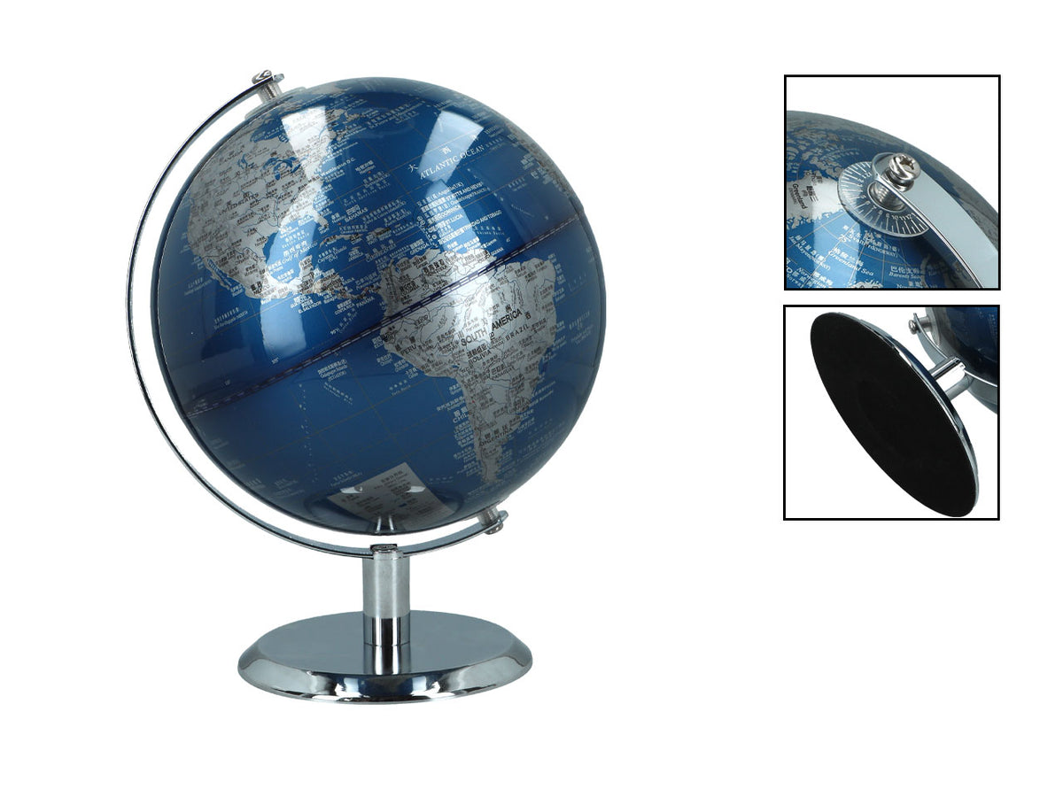 Malý dekorativní globus v modro-stříbrném provedení s možností personalizace gravírováním, ideální jako dárek, výška 20 cm, elegantní dekorace obývacího pokoje s geografickými názvy v angličtině a čínštině.