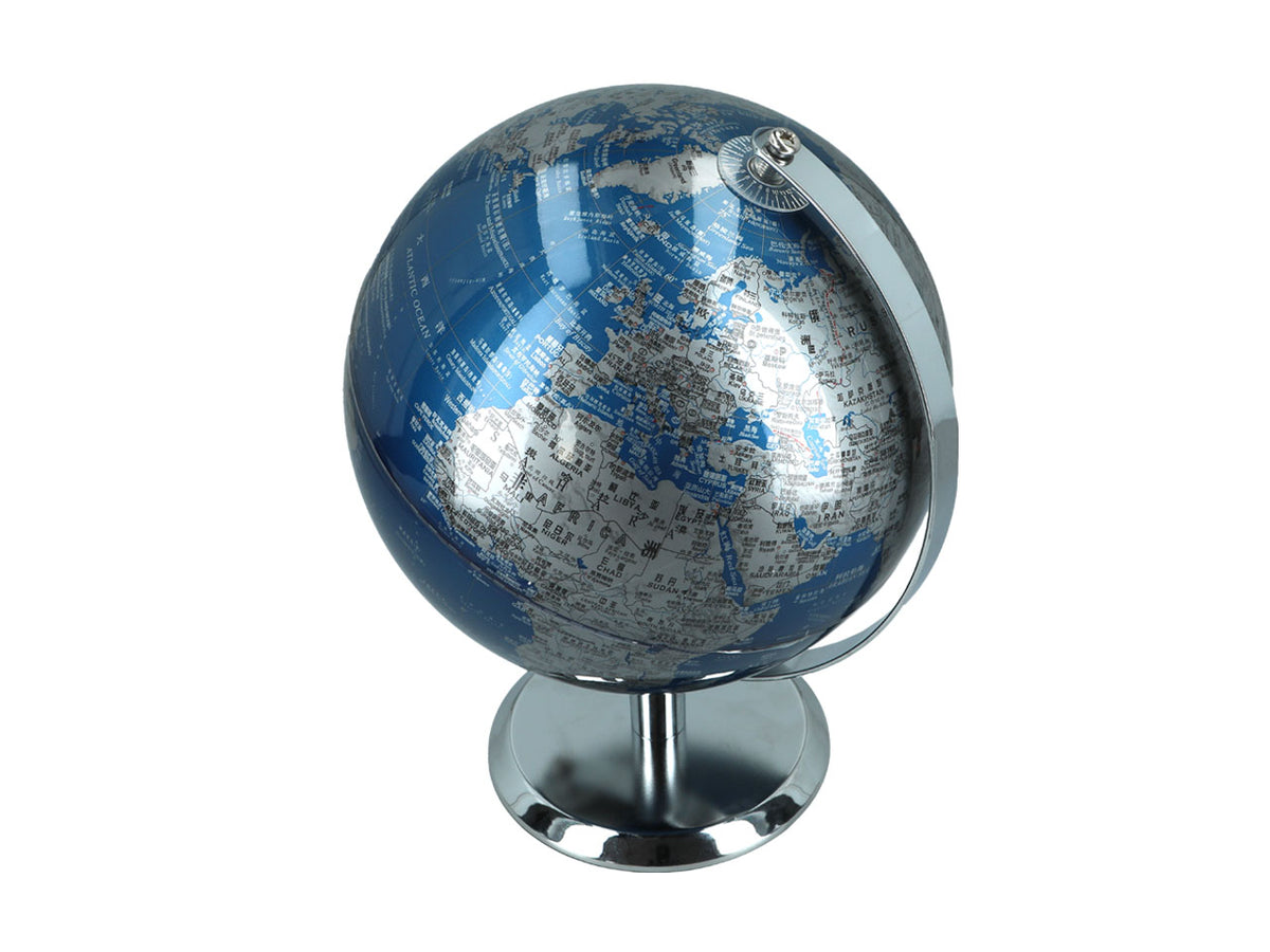 Malý dekorativní globus v modro-stříbrném provedení s možností personalizace gravírováním, ideální jako dárek, výška 20 cm, elegantní dekorace obývacího pokoje s geografickými názvy v angličtině a čínštině.