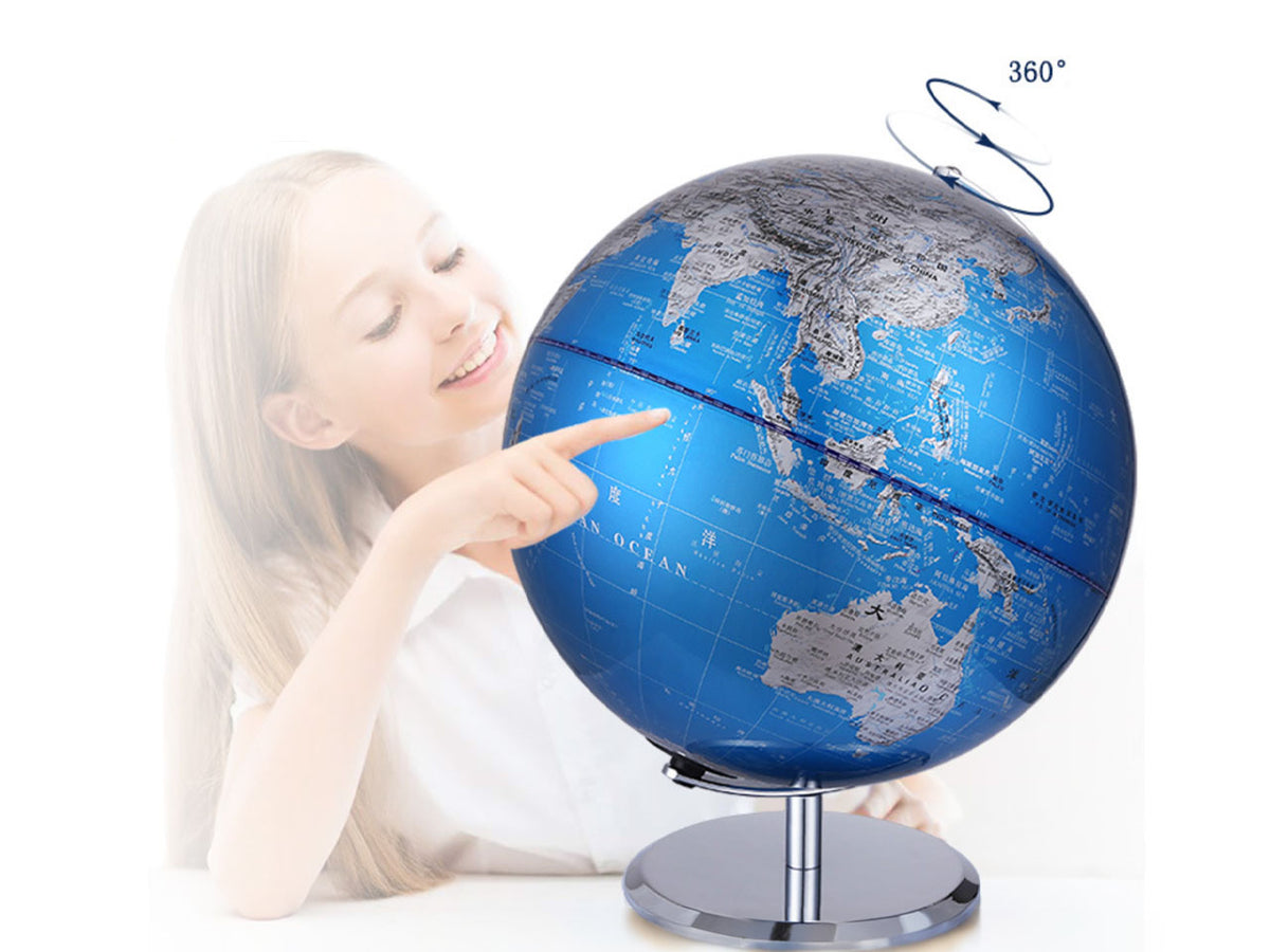 Malý dekorativní globus v modro-stříbrném provedení s možností personalizace gravírováním, ideální jako dárek, výška 20 cm, elegantní dekorace obývacího pokoje s geografickými názvy v angličtině a čínštině.