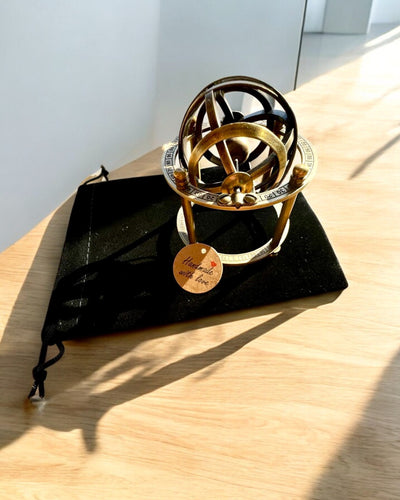 Astronominis laikrodis „Kosminė harmonija“ - galimybė personalizuoti graviravimu