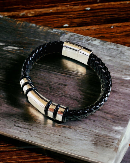 Pulseira Hip Hop Moderna para Homens com Gravação Personalizada e Fecho Magnético – Escolha o Estilo com Acabamentos em Prata ou Ouro, 22cm Couro PU