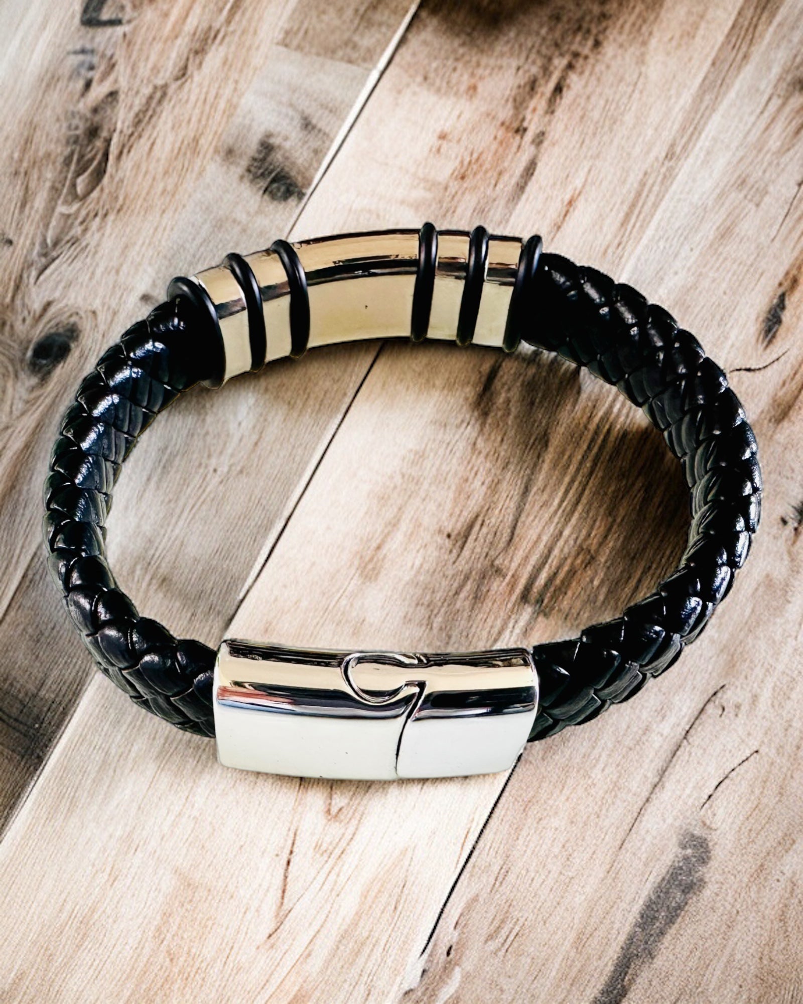 Pulseira Hip Hop Moderna para Homens com Gravação Personalizada e Fecho Magnético – Escolha o Estilo com Acabamentos em Prata ou Ouro, 22cm Couro PU