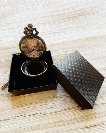Relógio de Bolso Clássico de Quartzo com Mapa-Múndi – Pingente com Corrente em Estilo Vintage para Ela e para Ele, gravura