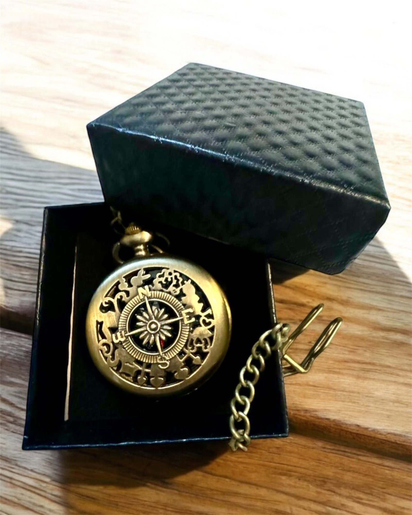 Antički brončano-zlatni džepni kompas s prozirnim uzorkom – savršen za istraživače i ljubitelje retro stila. Personalizacija gravurom