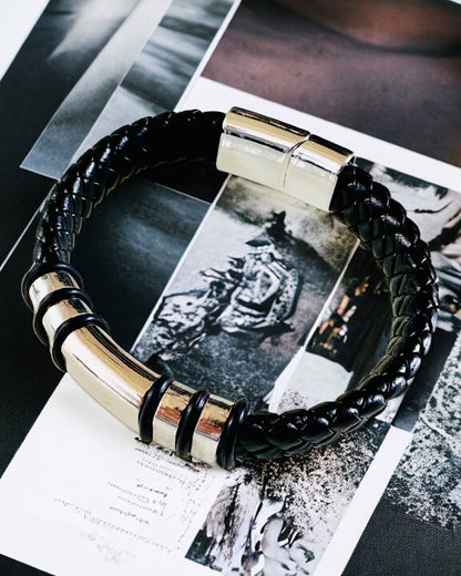 Pulseira Hip Hop Moderna para Homens com Gravação Personalizada e Fecho Magnético – Escolha o Estilo com Acabamentos em Prata ou Ouro, 22cm Couro PU