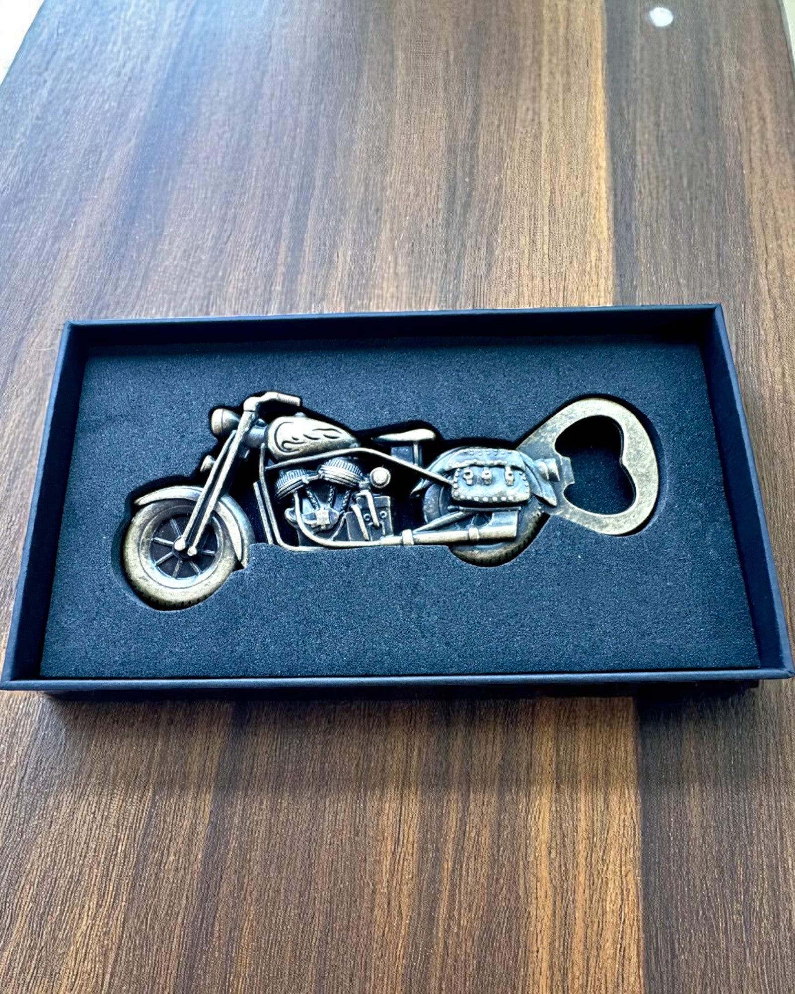 Otvirač za boce u obliku motocikla - personalizacija gravurom za poklon