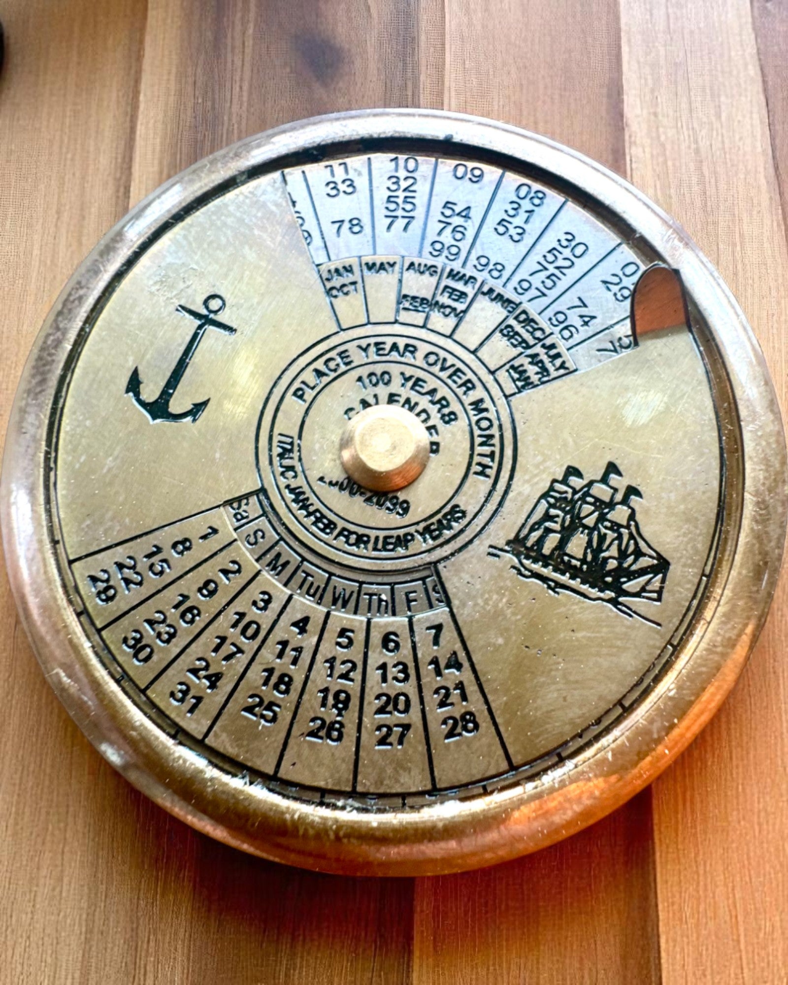 Mini Kalendarz Kapitański „Navigator” – mjedeni ukras s dušom plovidbe, opcija gravure za poklon, promjer 5 cm