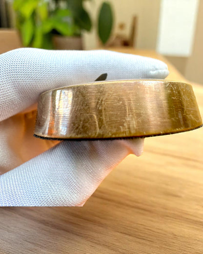 Mini Kalendarz Kapitański „Navigator” – mjedeni ukras s dušom plovidbe, opcija gravure za poklon, promjer 5 cm