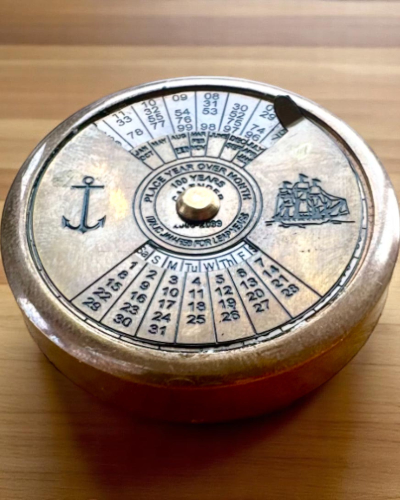 Mini Kalendarz Kapitański „Navigator” – mjedeni ukras s dušom plovidbe, opcija gravure za poklon, promjer 5 cm