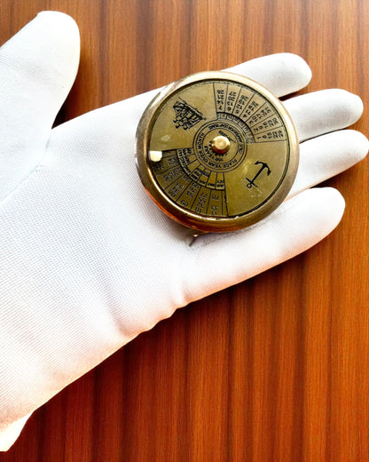 Mini Kalendarz Kapitański „Navigator” – mjedeni ukras s dušom plovidbe, opcija gravure za poklon, promjer 5 cm