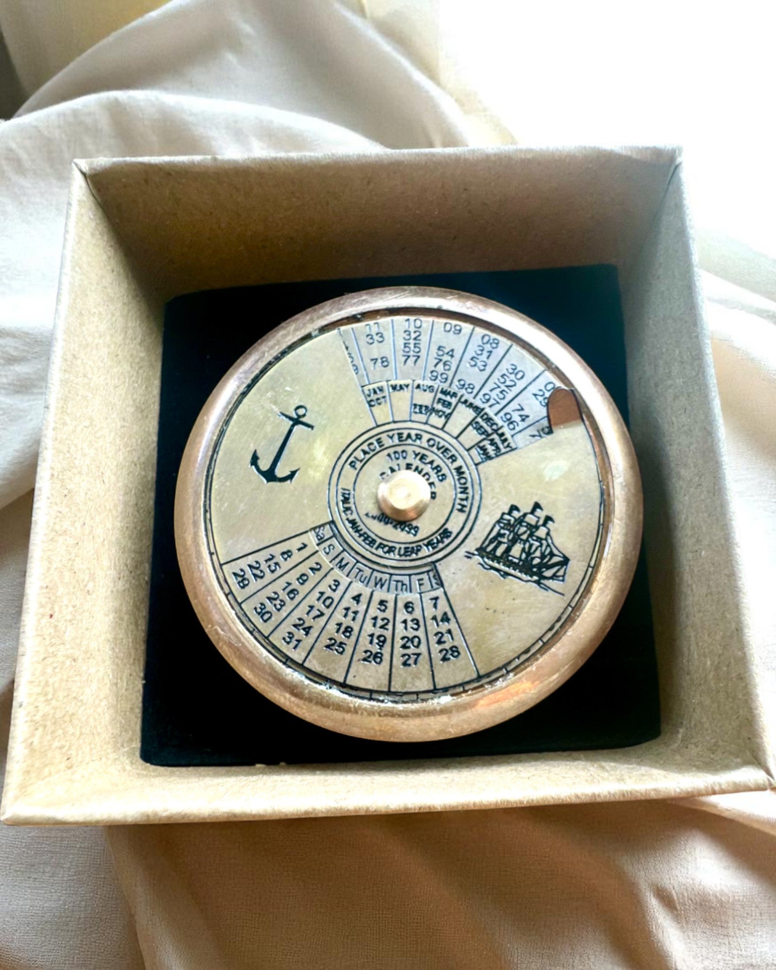 Mini Kalendarz Kapitański „Navigator” – mjedeni ukras s dušom plovidbe, opcija gravure za poklon, promjer 5 cm