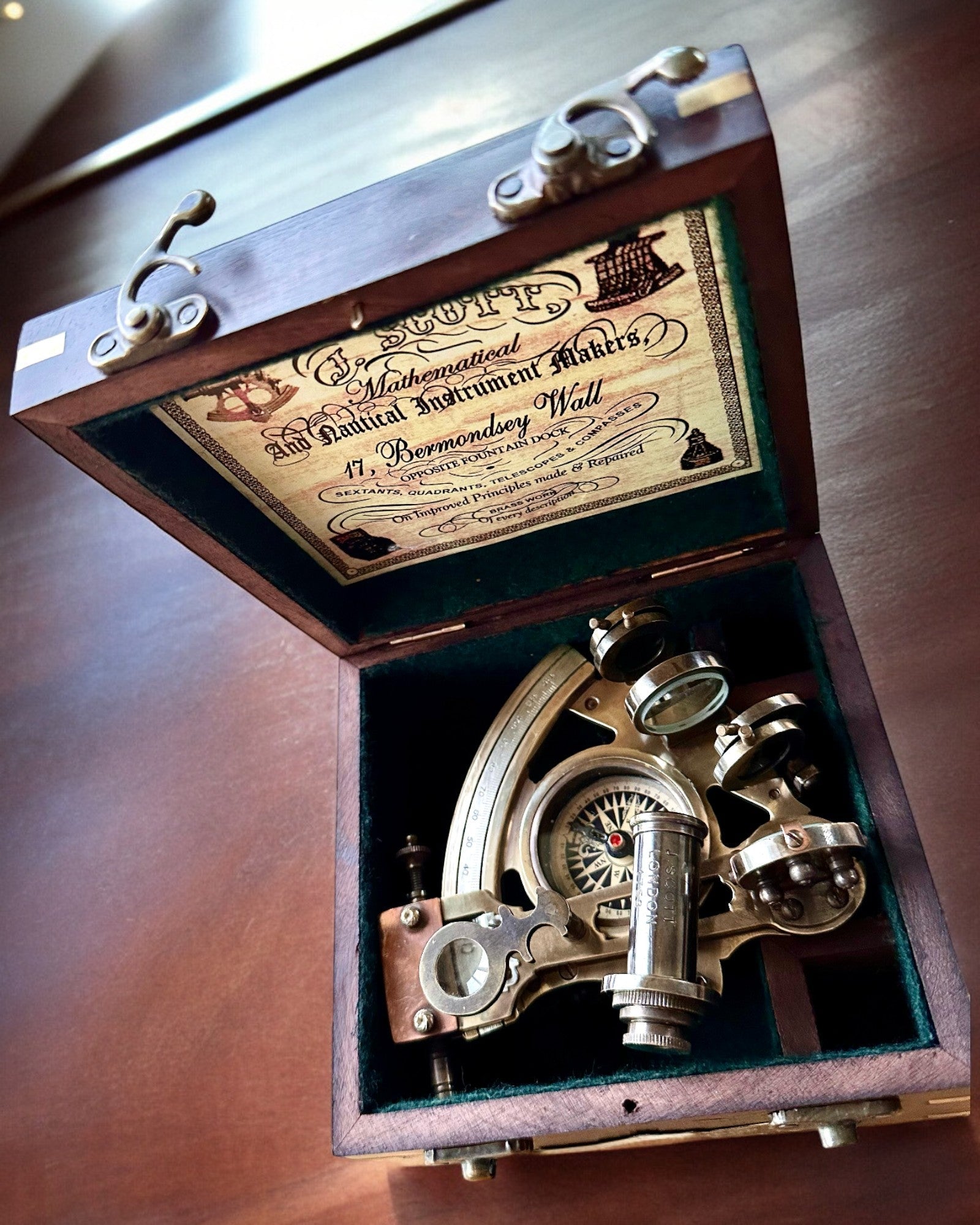 Velká dřevěná krabice na sextant nebo prémiový kompas "Mariner's Legacy" s možností gravírování