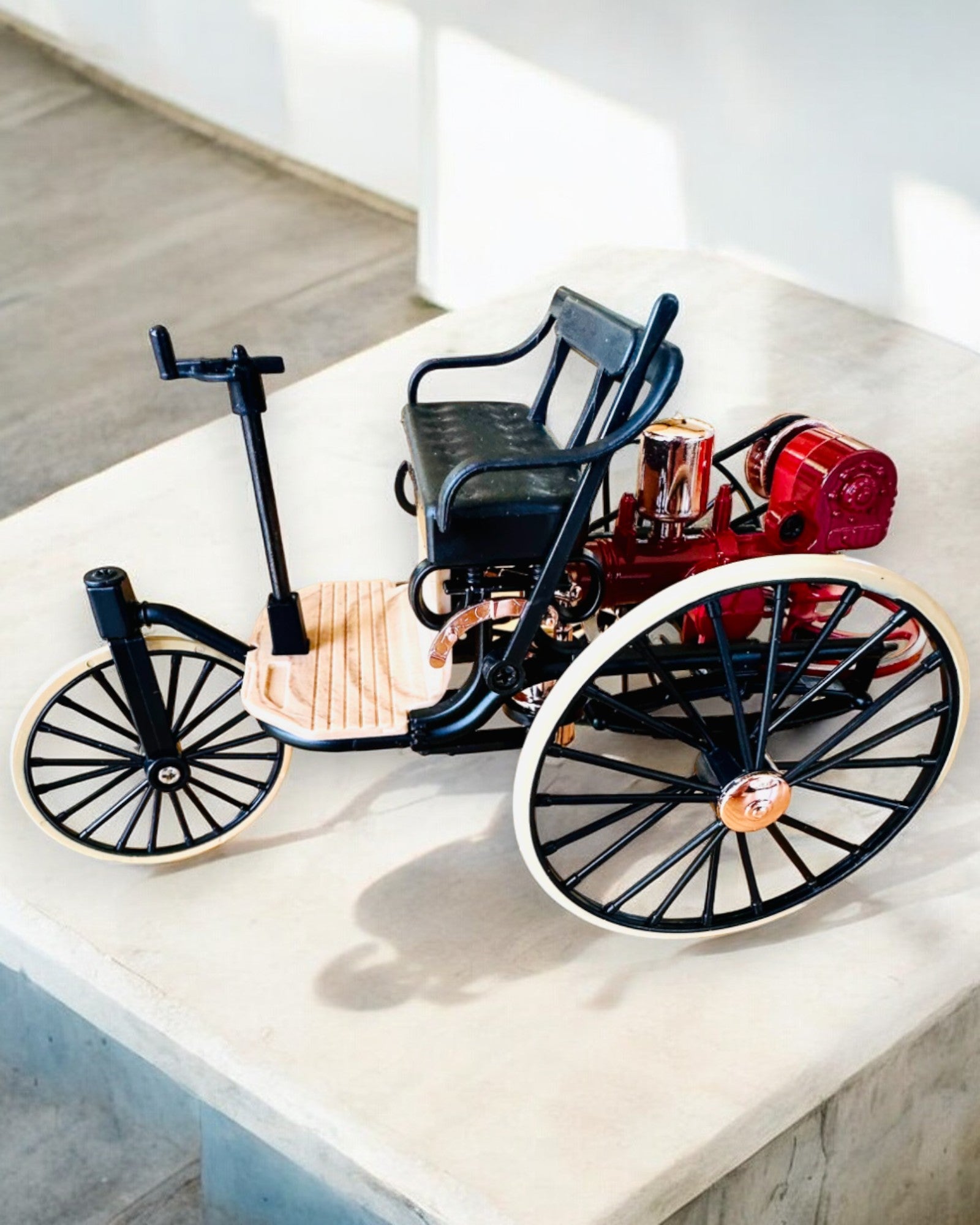 Retro Trīsriteņu Benz Patent-Motorwagen - Kolekcijas Modelis, personalizācija ar gravējumu dāvanai