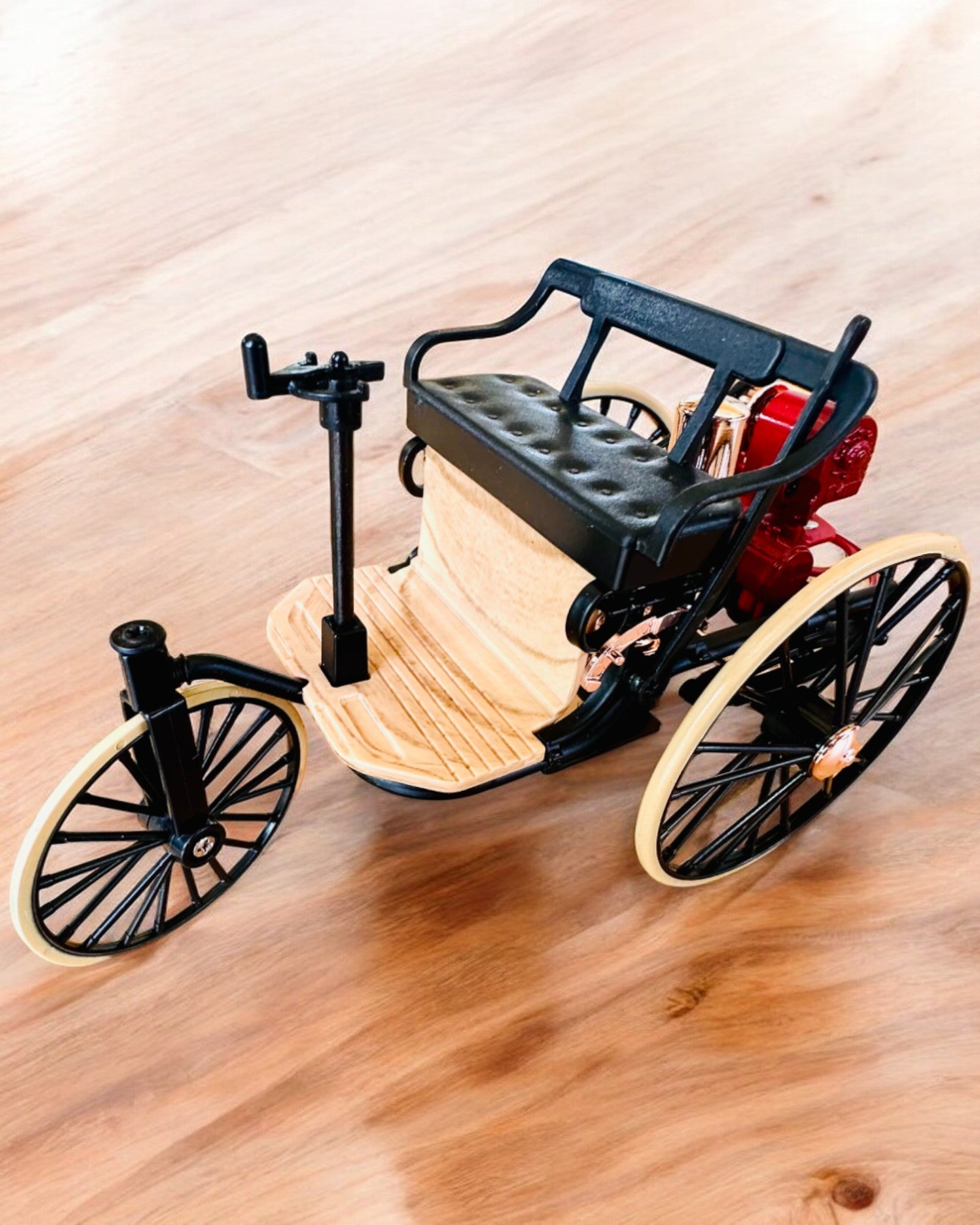 Retro Trīsriteņu Benz Patent-Motorwagen - Kolekcijas Modelis, personalizācija ar gravējumu dāvanai