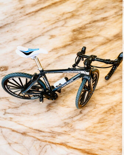 Miniaturní kovový model červeného kola "SpeedMaster" personalizace gravírováním jako dárek, 2 barevné varianty