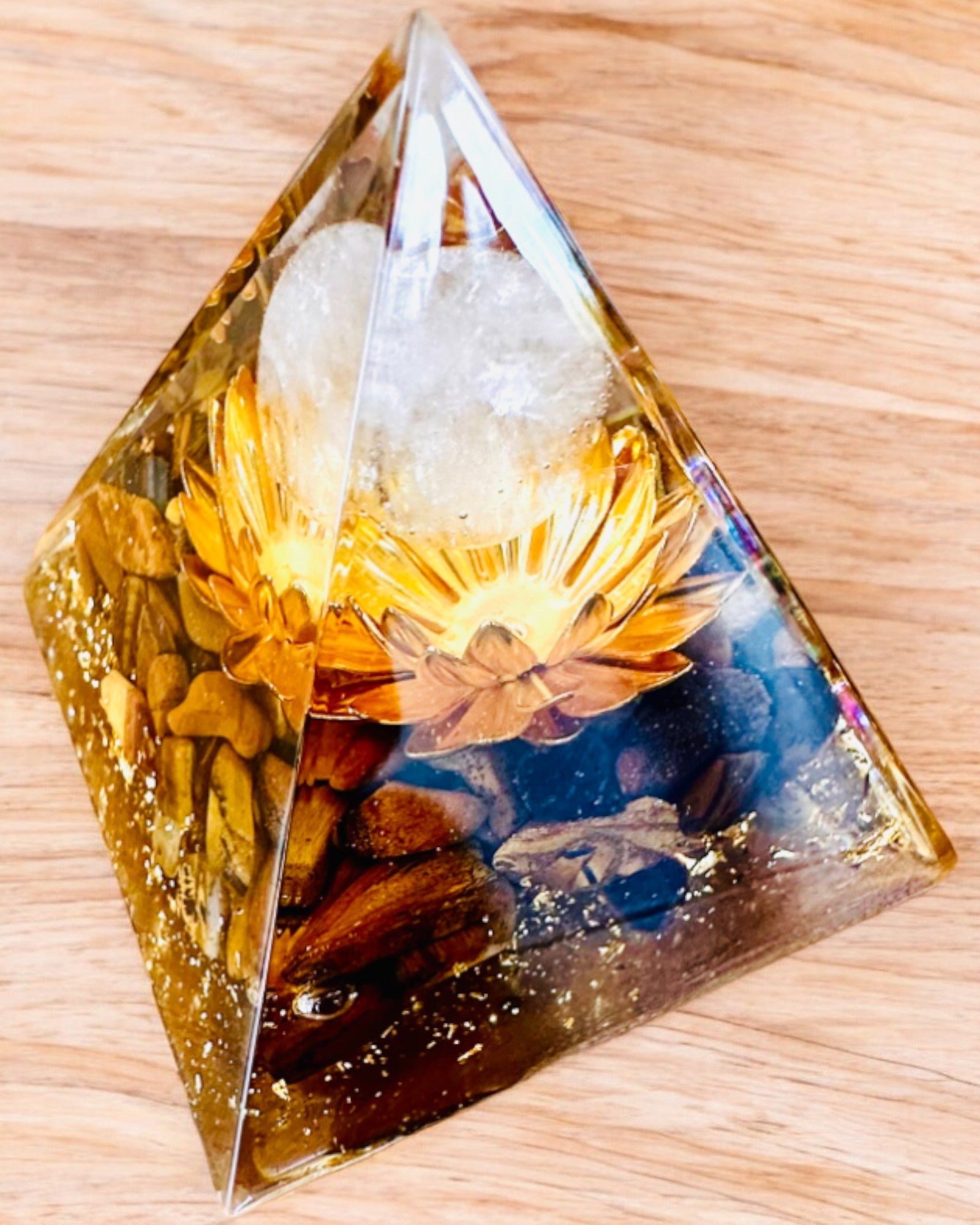 Pirâmide de Cristal da Prosperidade da Bola de Cristal da Sorte, Pedra Olho de Tigre, Lótus de Cobre