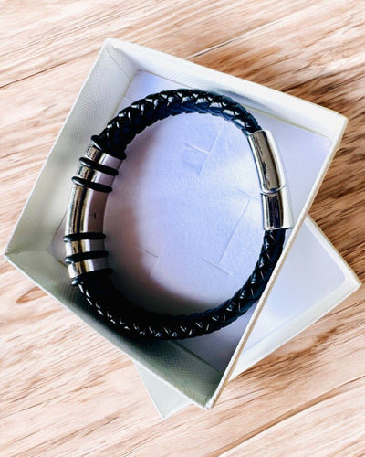 Modna Hip Hop Narukvica za Muškarce s Graviranjem po Narudžbi i Magnetskom Kopčom – Odaberite Stil sa Srebrnim ili Zlatnim Akcentima, 22cm PU Koža