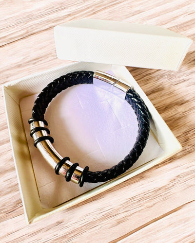 Modna Hip Hop Narukvica za Muškarce s Graviranjem po Narudžbi i Magnetskom Kopčom – Odaberite Stil sa Srebrnim ili Zlatnim Akcentima, 22cm PU Koža