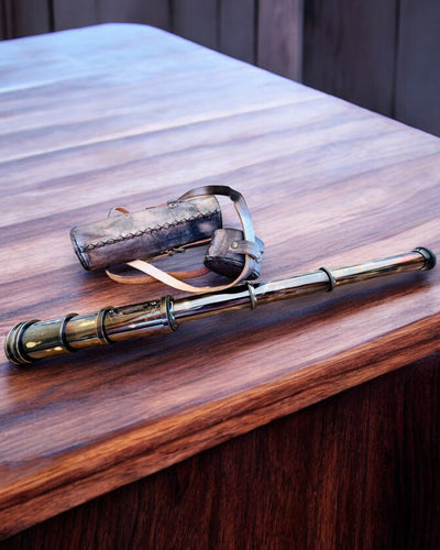 Premium teleskopas „Voyager“ su graviruotu teleskopu ir natūralios odos dėklu, galimybė personalizuoti graviravimu kaip dovaną