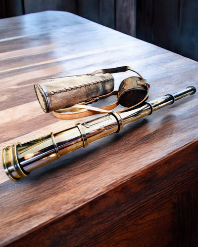 Premium teleskopas „Voyager“ su graviruotu teleskopu ir natūralios odos dėklu, galimybė personalizuoti graviravimu kaip dovaną