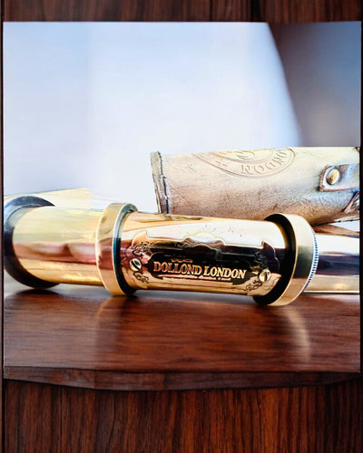 Premium teleskopas „Voyager“ su graviruotu teleskopu ir natūralios odos dėklu, galimybė personalizuoti graviravimu kaip dovaną