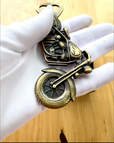 Otvírák na lahve ve tvaru motocyklu - personalizace gravírováním jako dárek