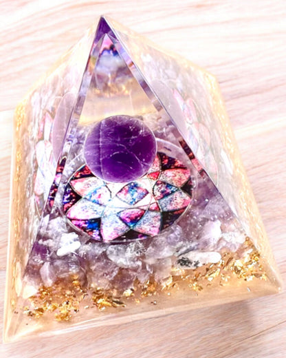 Orgoninė energetinė piramidė „Amethyst Star“ su ametisto kristalais