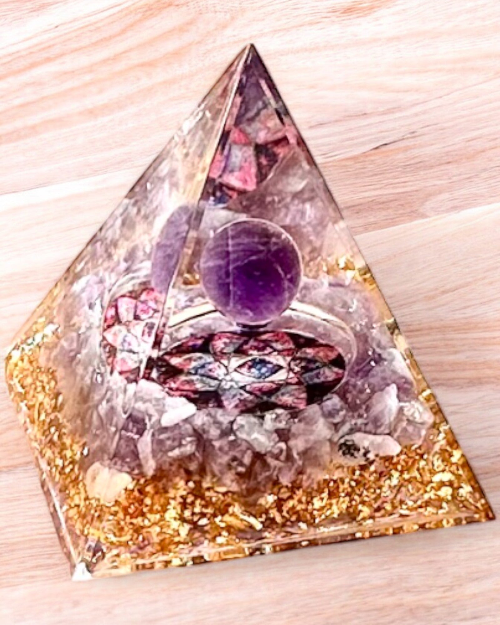 Pirâmide Energética "Amethyst Star" de orgonite com cristais de ametista
