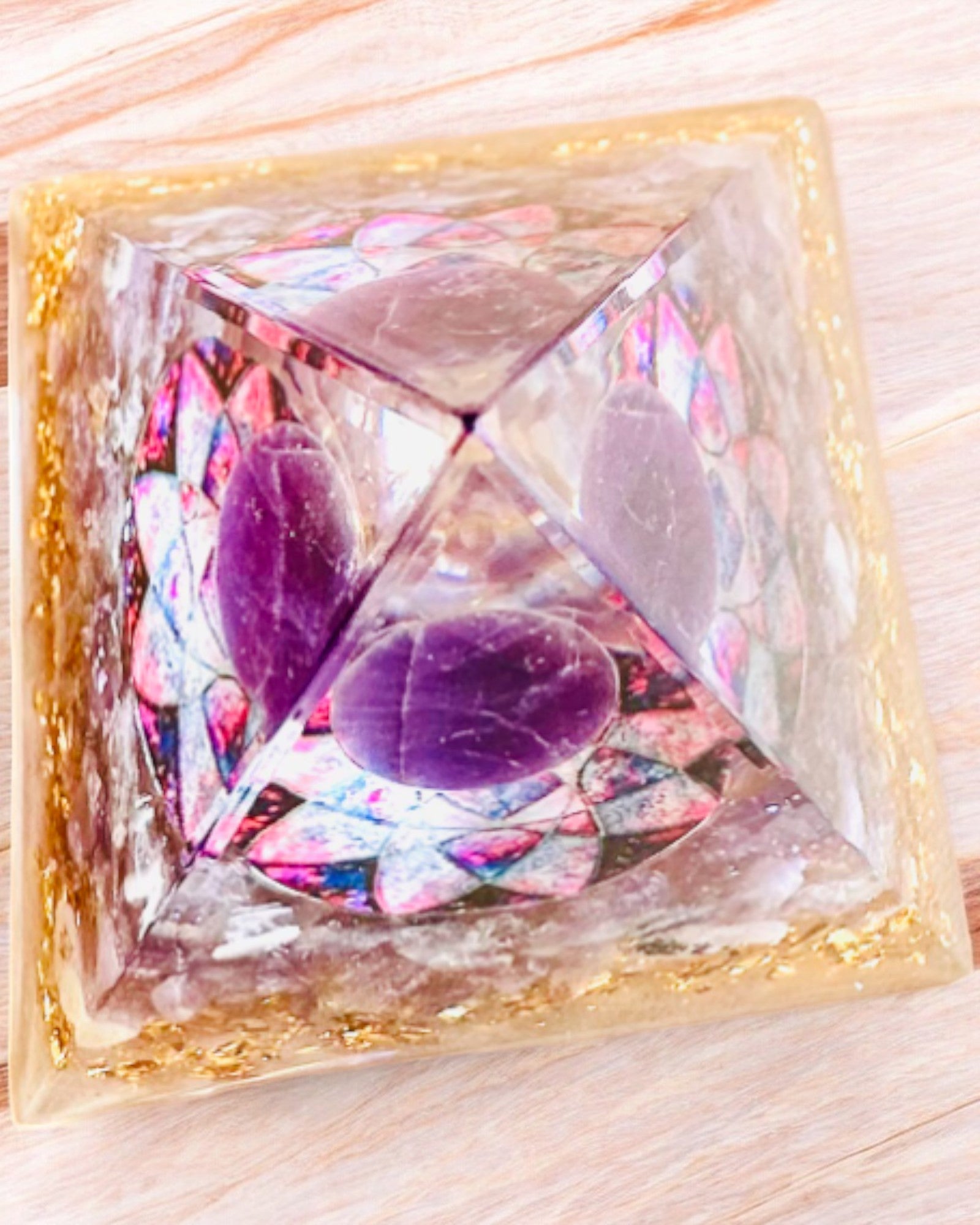 Pirâmide Energética "Amethyst Star" de orgonite com cristais de ametista