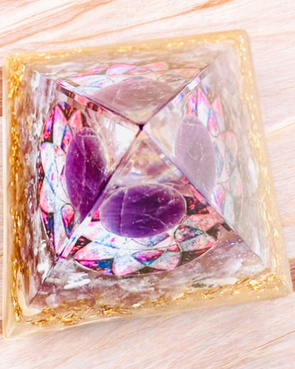 Orgoninė energetinė piramidė „Amethyst Star“ su ametisto kristalais