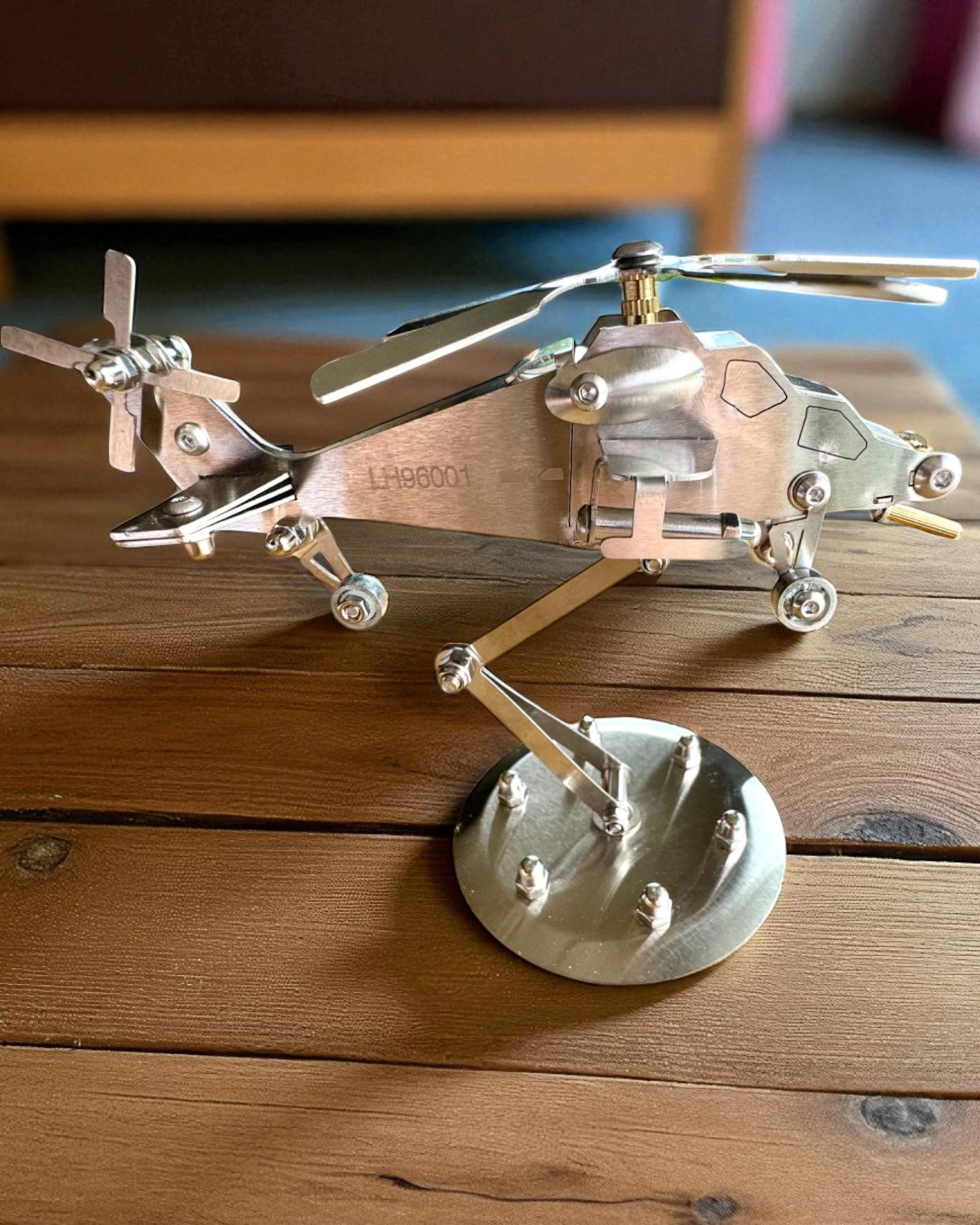 Model Metalic de Elicopter „SkyRider” – Suport Birou Reglabil cu personalizare gravură pentru cadou