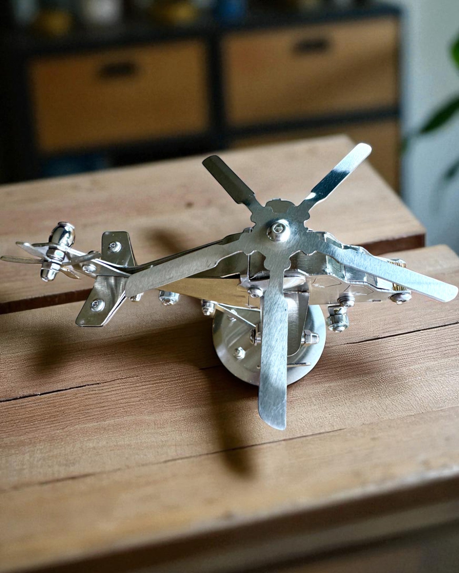 Model Metalic de Elicopter „SkyRider” – Suport Birou Reglabil cu personalizare gravură pentru cadou