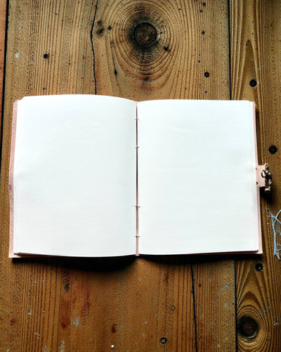 Kožna knjiga uspomena Heritage – personalizirana bilježnica 25 × 33 cm