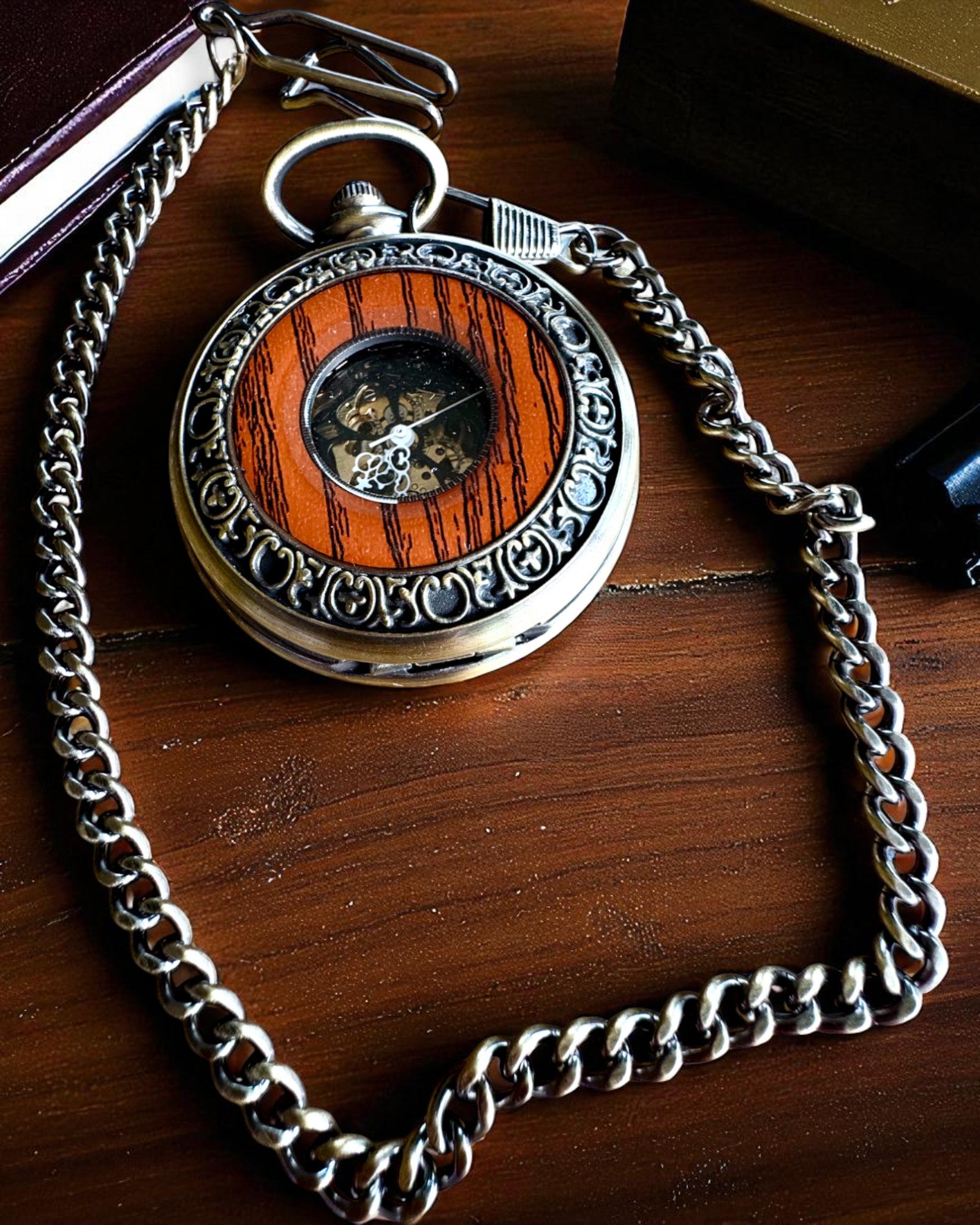 Kapesní hodinky „Veritas Tempus” – mechanický časoměřič s možností gravírování jako dárek, 2 varianty na výběr