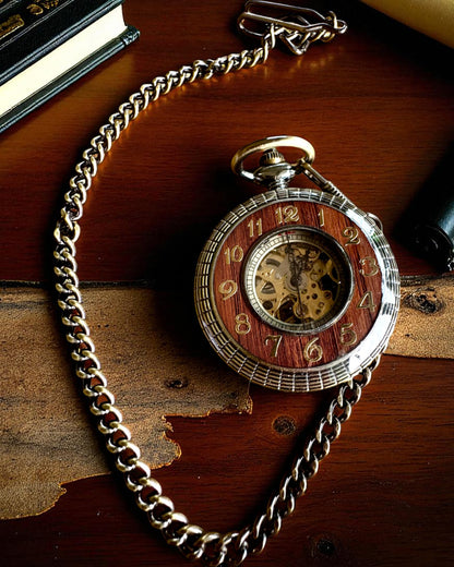 Kapesní hodinky „Veritas Tempus” – mechanický časoměřič s možností gravírování jako dárek, 2 varianty na výběr