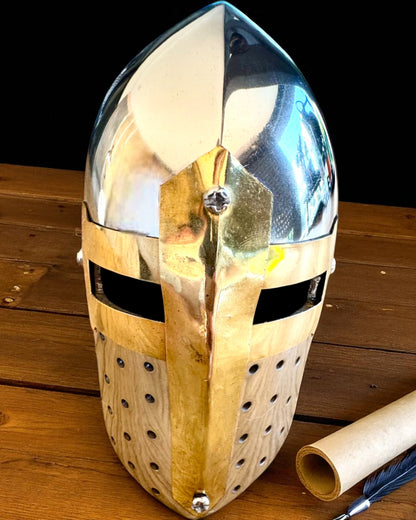 Mini viteški šljem „Guardian” od mjedi – ručno izrađen, 12 cm, s mogućnošću personalizacije gravurom, savršen poklon