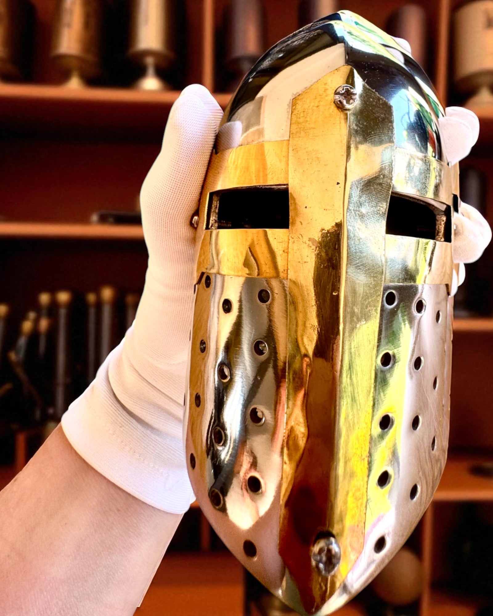 Mini viteški šljem „Guardian” od mjedi – ručno izrađen, 12 cm, s mogućnošću personalizacije gravurom, savršen poklon
