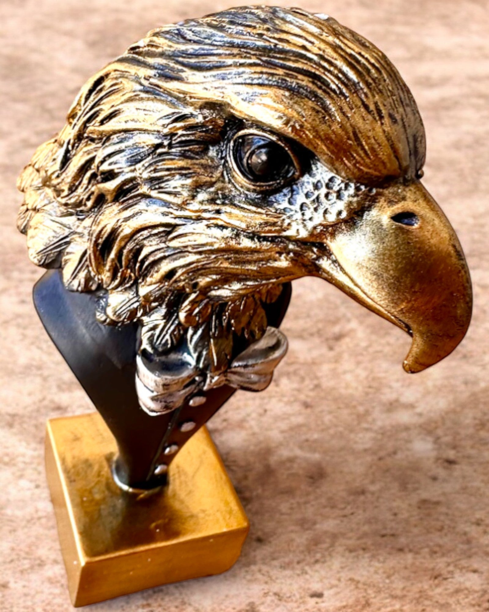 Figurină Cap de Vultur Büffel Warden – în Frac Elegant cu Opțiune de Gravare pentru cadou
