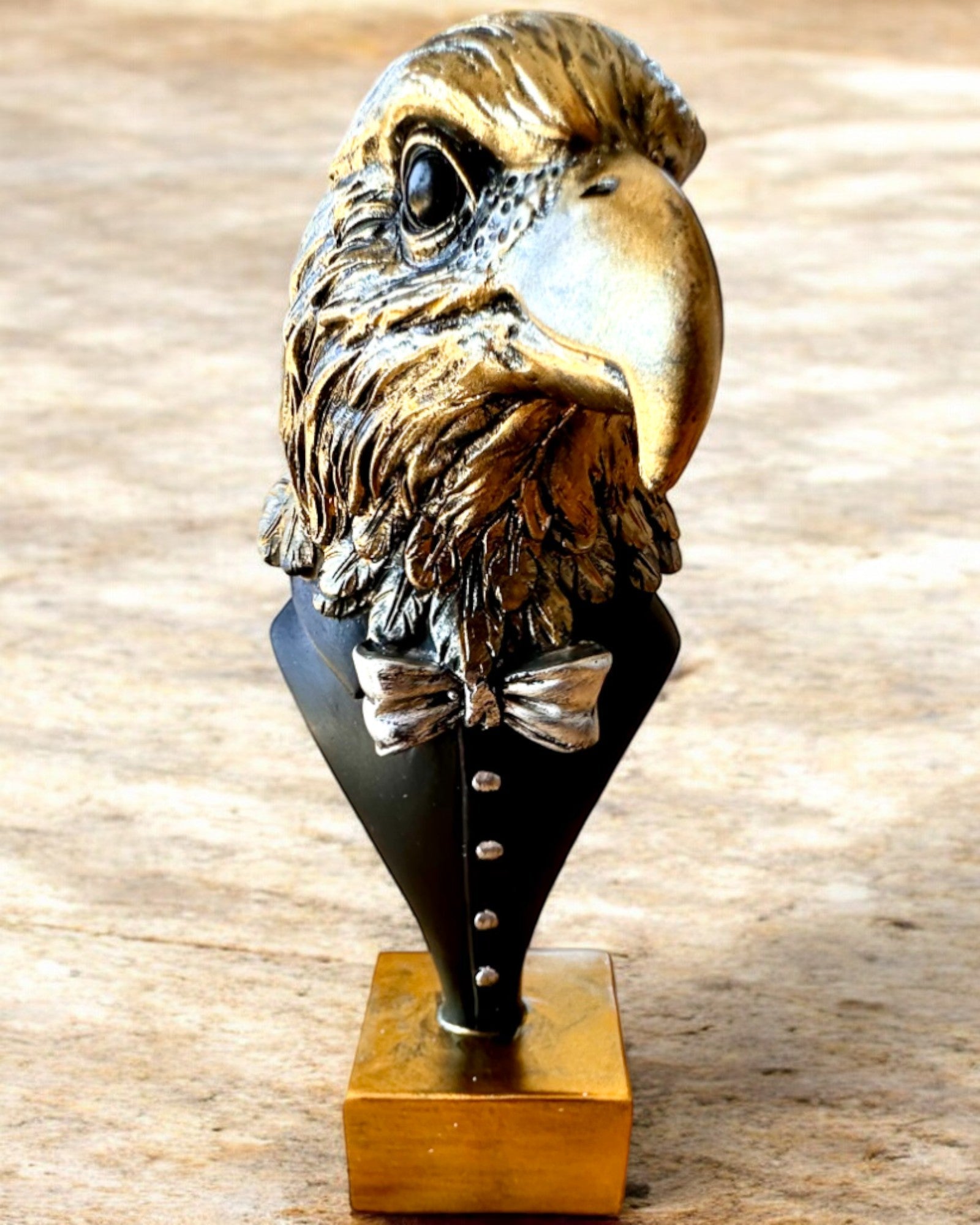 Figurină Cap de Vultur Büffel Warden – în Frac Elegant cu Opțiune de Gravare pentru cadou