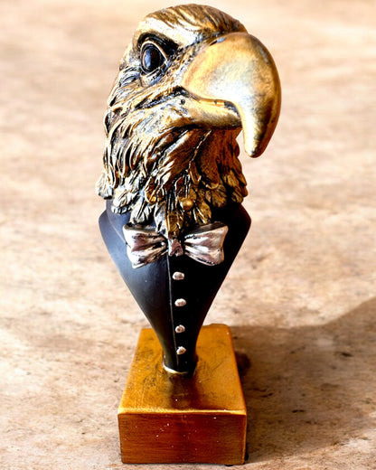 Figurină Cap de Vultur Büffel Warden – în Frac Elegant cu Opțiune de Gravare pentru cadou