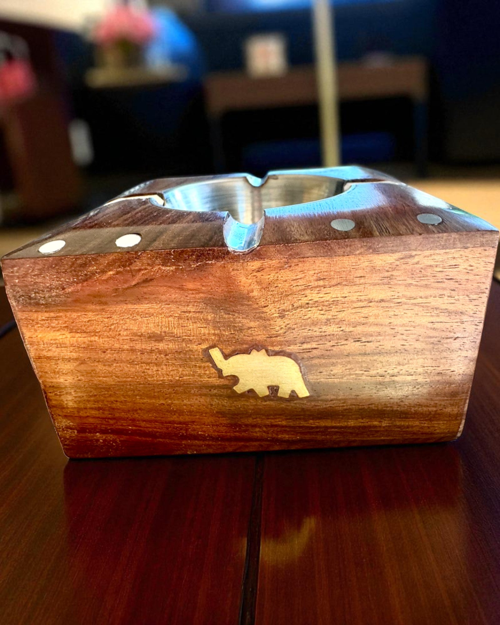 Rhino – Ručno rađena pepeljara od Shisham drveta i mesinga, 11 cm širine, mogućnost personalizacije gravurom