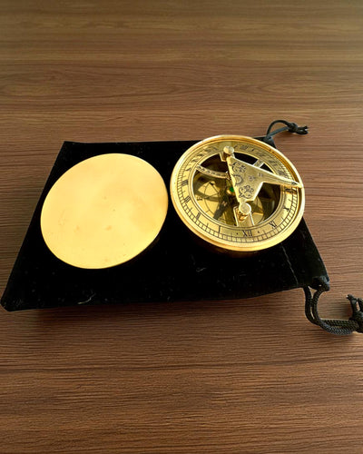 Saules kompass Voyager 7cm – misiņa saules pulkstenis ar kompasu, personalizācija ar gravējumu kā dāvana