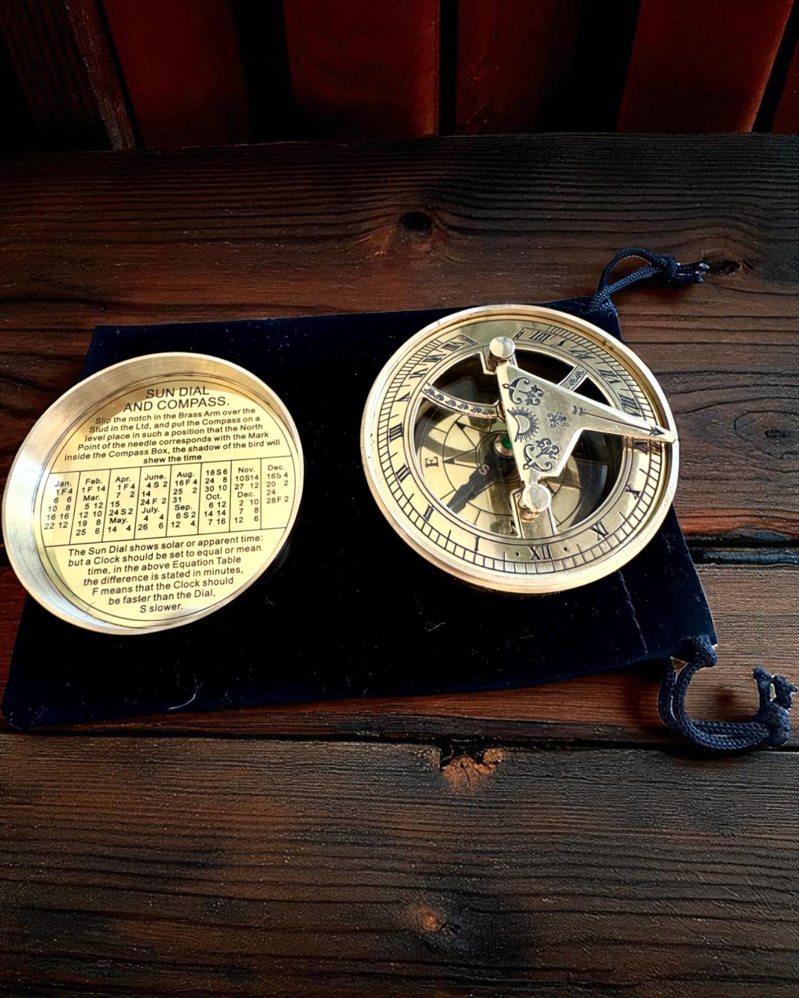 Sunčani Kompas Voyager 7cm – mjedeni sunčani sat s kompasom, personalizacija gravurom za poklon