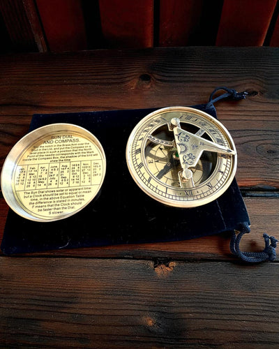 Saules kompass Voyager 7cm – misiņa saules pulkstenis ar kompasu, personalizācija ar gravējumu kā dāvana