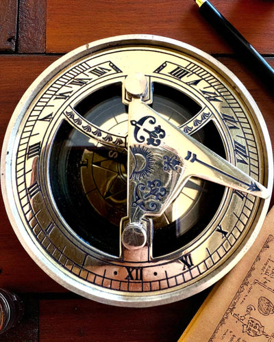 Saules kompass Voyager 7cm – misiņa saules pulkstenis ar kompasu, personalizācija ar gravējumu kā dāvana